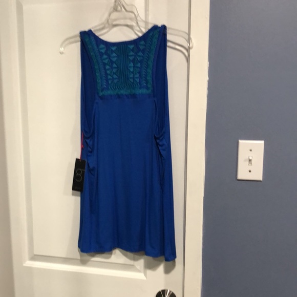 Blue tank with green detailing on back - Picture 2 of 3